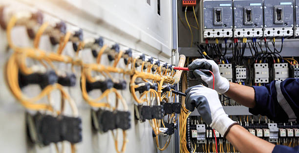 Professional Electrician technician working in Buenaventura Lakes, FL